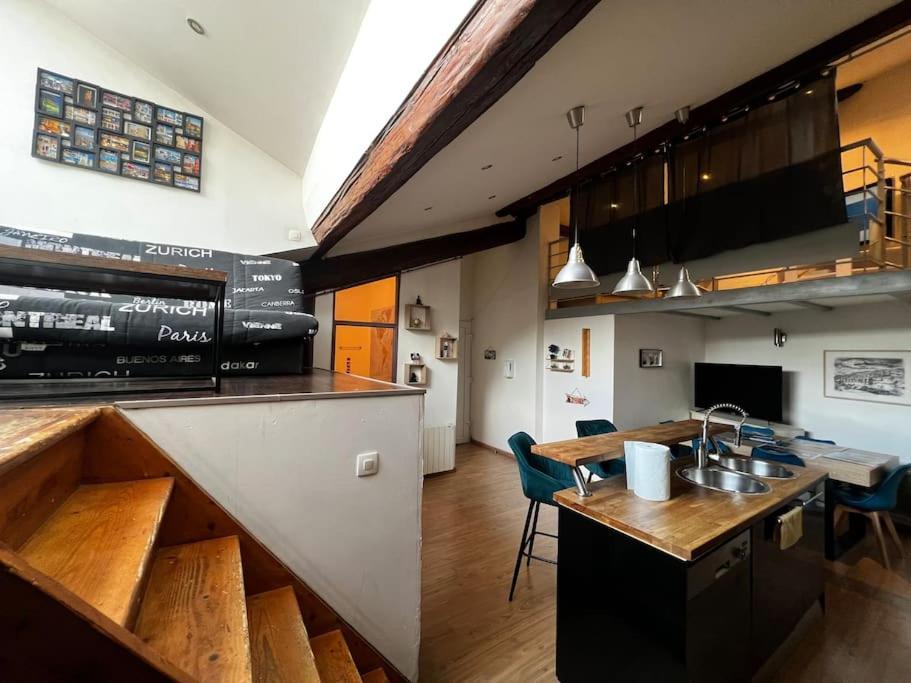 Pepite Rare 8 Personnes Au Coeur Battant Du Vieux Lyon Apartment Exterior photo